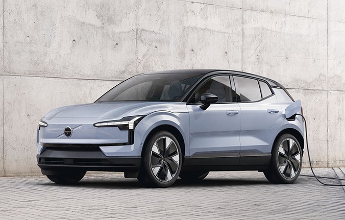 Privatleasa Volvo EX30 Plus från 3 895 kr/mån